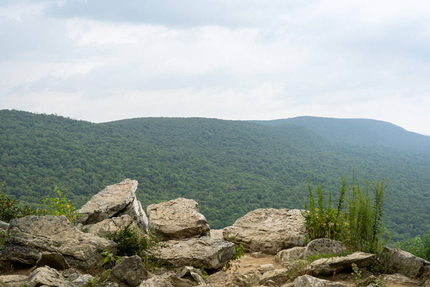 Een rotsachtige uitbarsting op de Hawk Mountain heiligdom uitzicht op in Pennsylvania. - Foto, afbeelding