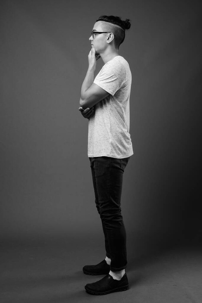 Studio shot de jeune homme multi ethnique beau sur fond gris en noir et blanc - Photo, image