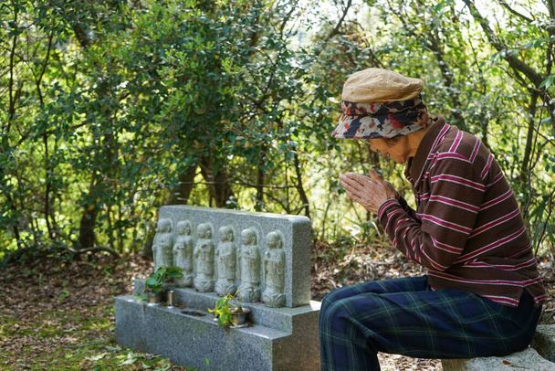 Mulher idosa visitando a sepultura da família - Foto, Imagem