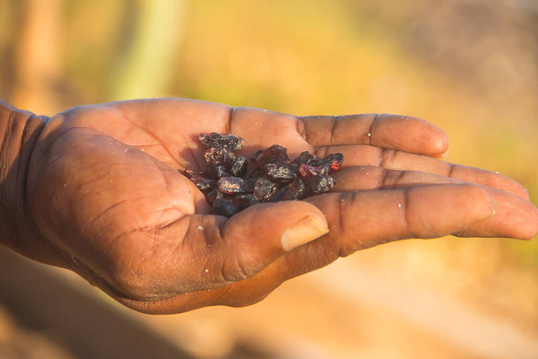 Contrabandista que muestra piedras preciosas y semipreciosas de contrabando excavadas en minas ilegales, Mozambique - Foto, Imagen