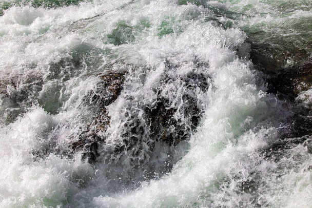 Крупним планом хвилі врізаються в камінь
 - Фото, зображення