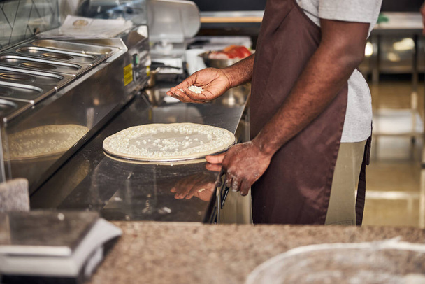 Afro American man cooking pizza in restaurant - Φωτογραφία, εικόνα
