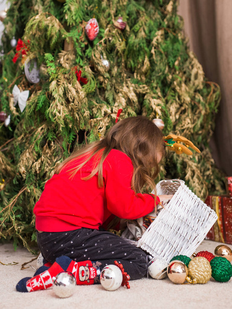 little girl with christmas decorations - Fotoğraf, Görsel