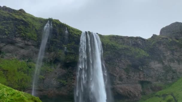 Водопад Сельялофен с туристами, крупный план, Исландия, красивый - Кадры, видео