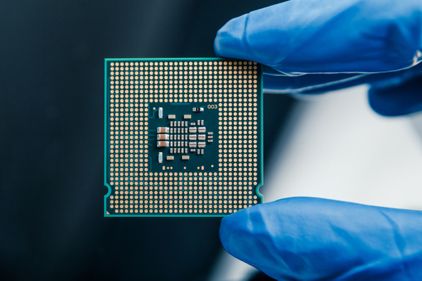 Detailní záběr na nový polovodičový mikročip v ruce počítačového vědce. Moderní technologie a vývoj hardwaru - Fotografie, Obrázek