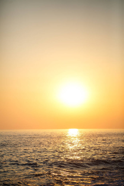 Hermoso paisaje horizonte océano puesta de sol. atardecer horizonte vista mar. Vista al mar atardecer - Foto, Imagen