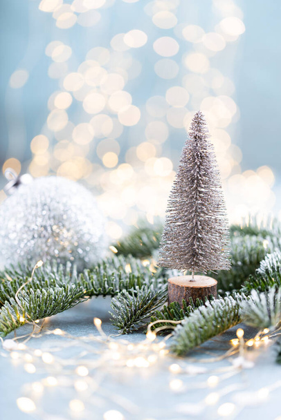 Χριστουγεννιάτικο έλατο με δέντρο και θολή λαμπερά φώτα. - Φωτογραφία, εικόνα