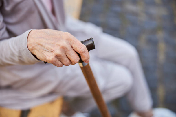 Getting older may become challenging for the mobility - Foto, imagen
