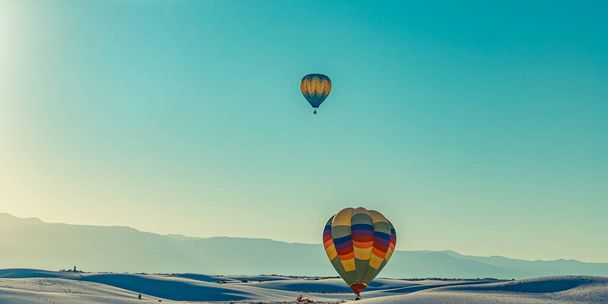 White Sands National Monument, NM / USA - 18 september 2016: Kleurrijke heteluchtballonnen naar de lucht tijdens de 25e jaarlijkse White Sands Hot Air Ballon Invitational. - Foto, afbeelding