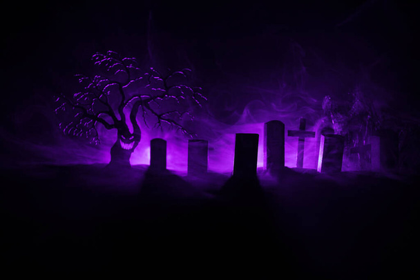 Vista assustadora de zumbis no cemitério árvore morta, lua, igreja e céu nebuloso assustador com nevoeiro, conceito de Halloween Horror. Foco seletivo - Foto, Imagem