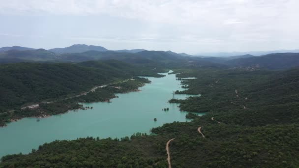 droite à gauche voyage Saint Cassien lac réservoir France montagnes et végétation plan aérien - Séquence, vidéo