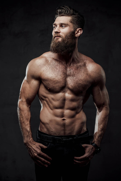 Nackt und muskulös kerl posieren im dunkel hintergrund - Foto, Bild
