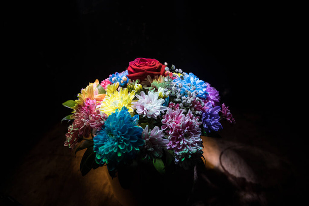 Όμορφο και πολύχρωμο μπουκέτο λουλουδιών, σε σκούρο φούρνο. Floral μπουκέτο από διαφορετικά λουλούδια. Το καλύτερο για ευχετήρια κάρτα. Επιλεκτική εστίαση - Φωτογραφία, εικόνα