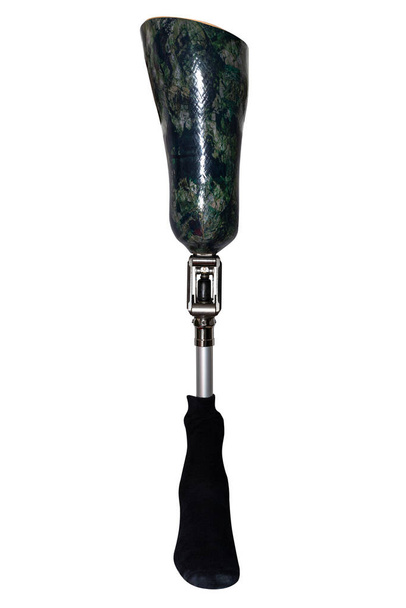 Una pierna protésica con un zócalo de pierna verde y un calcetín negro, aislado sobre un fondo blanco con un camino de recorte, vista frontal del pie. - Foto, imagen