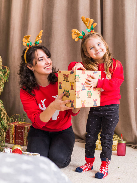 mother and daughter with Christmas presents - Fotoğraf, Görsel