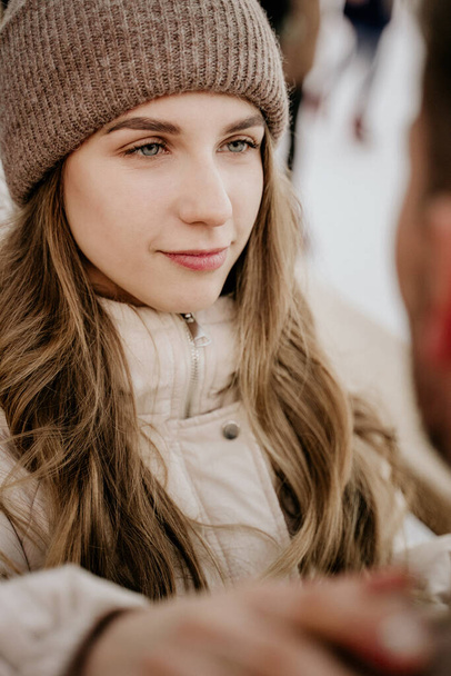 Una ragazza sta guardando il suo ragazzo in inverno all'aperto - Foto, immagini