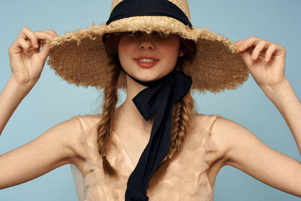 Kobieta z kapeluszem i sukienka emocje urok lekka tkanina radość - Zdjęcie, obraz