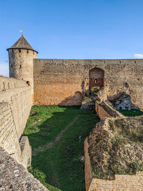Ivangorod Fortress is a medieval castle in Ivangorod, Leningrad Oblast, Russia. It is located on the Narva River along the Russian border with Estonia, across from the Estonian city of Narva. - Fotoğraf, Görsel