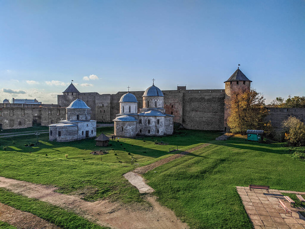 Ivangorod Fortress is a medieval castle in Ivangorod, Leningrad Oblast, Russia. It is located on the Narva River along the Russian border with Estonia, across from the Estonian city of Narva. - Foto, imagen