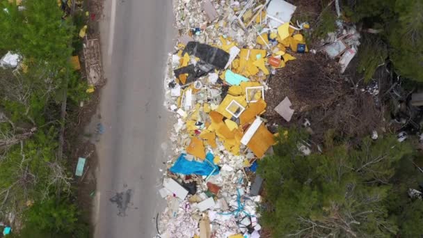 Garaże wzdłuż drogi asfaltowej nieautoryzowany dumping dron widok Francja - Materiał filmowy, wideo