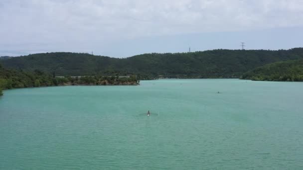 homme entraînement sur un bateau à rames lac saint cassien célèbre réservoir nautique base sports nautiques france pont var - Séquence, vidéo