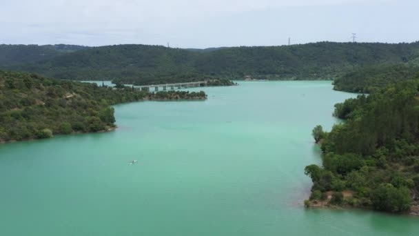 deux hommes sur un bateau à rames entraînant le lac Saint Cassien tir aérien les suivant - Séquence, vidéo