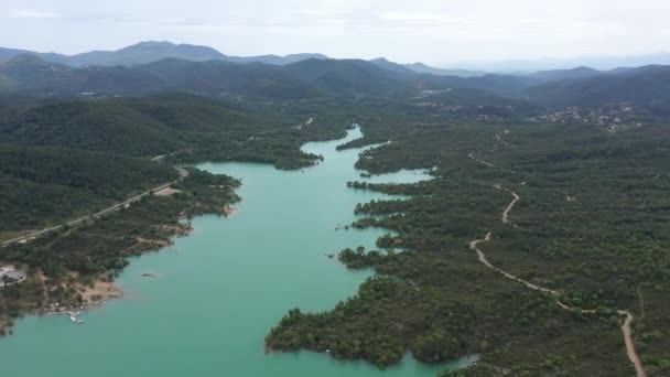 Lac Saint Cassien base nautique nature aérienne plan d'eau et montagnes France var - Séquence, vidéo