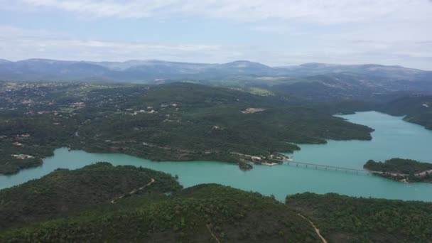 panoramique vue aérienne du lac Saint Cassien montagnes en arrière-plan célèbre réservoir France - Séquence, vidéo