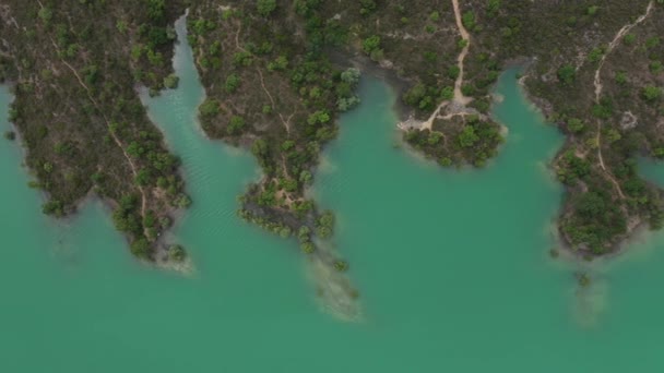 Drone aérien vertical traversant le lac Saint Cassien, beaux sentiers avec réservoir d'arbres France - Séquence, vidéo