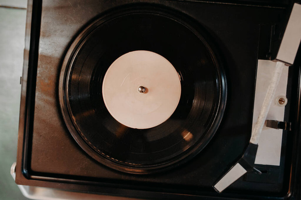 top view starý hudební nástroj pro přehrávání vinylových desek, ruský retro hudební nástroj s jehlou pro přehrávání - Fotografie, Obrázek