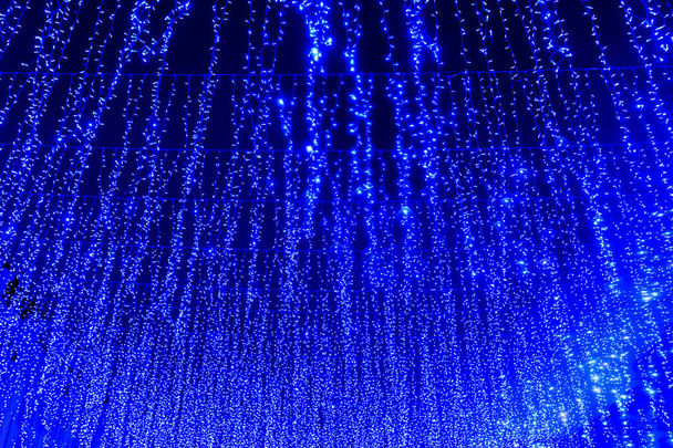 neobvyklé pouliční dekorace, skládá se z velkého počtu modrých žárovek - Fotografie, Obrázek