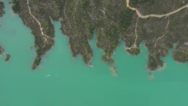 Fixer tir aérien au-dessus du lac saint cassien avec des équipes d'aviron s'entraînant le long du rivage, célèbre réservoir France - Séquence, vidéo