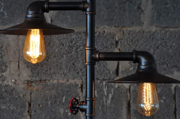 ongewone loft lamp, een lamp voor de kamer in de vorm van een straatlamp gemaakt van donker metaal - Foto, afbeelding