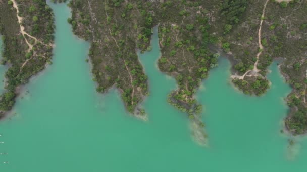 Près de la haute vue aérienne du lac saint cassien rive avec des arbres et chemin France var - Séquence, vidéo