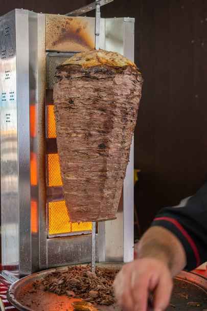 Geleneksel Türk yemeği Doner Kebap. Tükürük kebap kebabı shawarma - Fotoğraf, Görsel