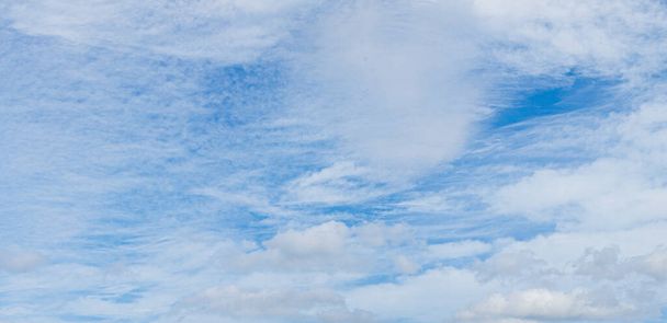Image d'un ciel partiellement nuageux et partiellement dégagé durant la journée sans horizon - Photo, image