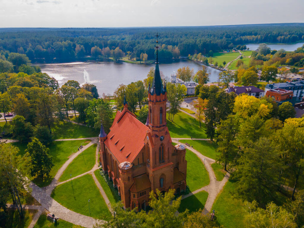 Luchtfoto van Litouwse badplaats Druskininkai kerk in stadspark - Foto, afbeelding