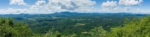 Une vue panoramique des forêts et des collines par une journée nuageuse - Photo, image