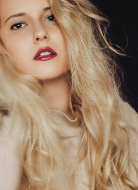 Beauty portret van jonge vrouw, lange blonde kapsel en natuurlijke make-up look, cosmetica en 90s stijl mode campagne - Foto, afbeelding
