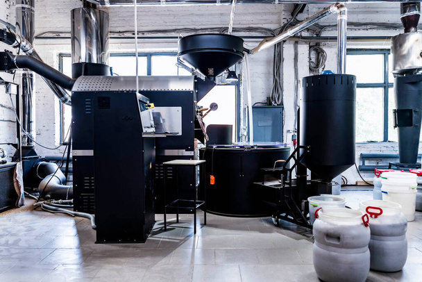 Industriële koffiebranderij in modern koffiebedrijf - Foto, afbeelding