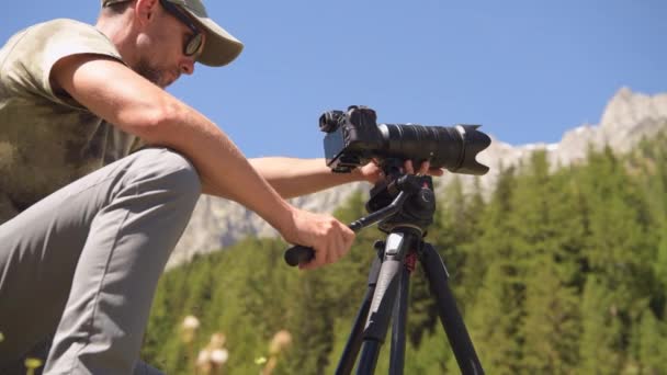 Mężczyźni robiący zdjęcia na zewnątrz za pomocą profesjonalnego aparatu cyfrowego z obiektywem Telephoto. - Materiał filmowy, wideo