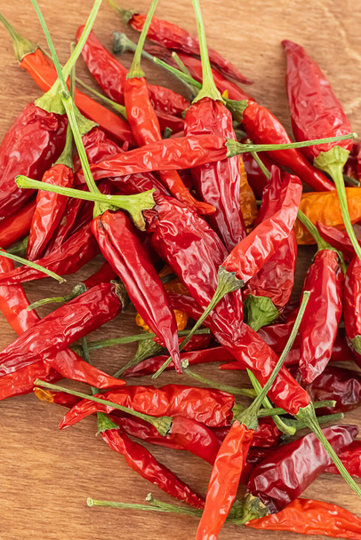 červená chilli pepř koření asijské vzpřímené na dřevěném pozadí - Fotografie, Obrázek