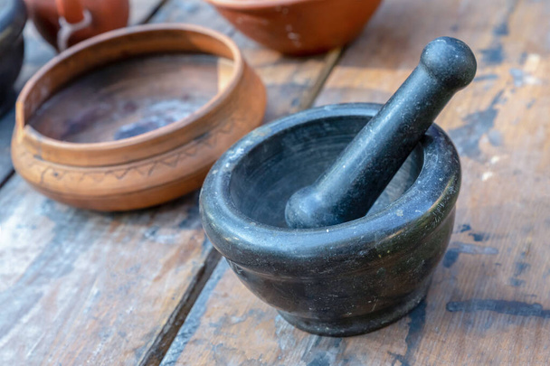 каменный раствор для шлифования и глиняная посуда для приготовления пищи - Фото, изображение