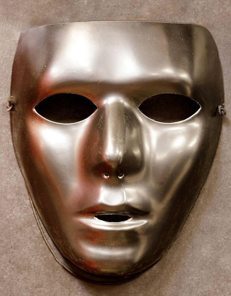 Masque Demi-visage en or blanc Costume d'Halloween Isolé - Photo, image