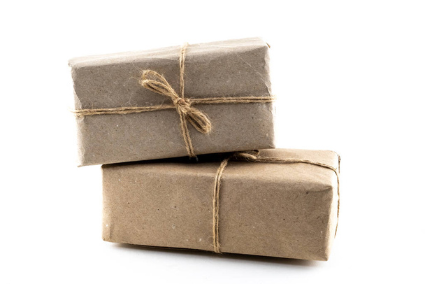 boîte cadeau artisanat paire brun foncé matériau naturel sur un fond blanc - Photo, image