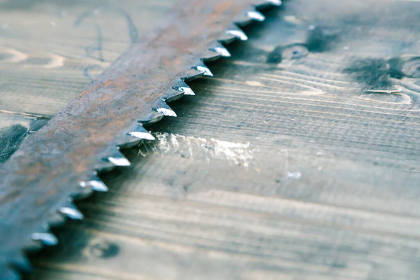 sierra prongs viejo y oxidado primer plano sobre fondo de madera - Foto, Imagen