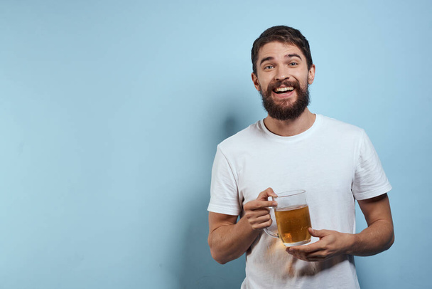 Borracho hombre cerveza taza divertido blanco camiseta estilo de vida azul fondo - Foto, Imagen