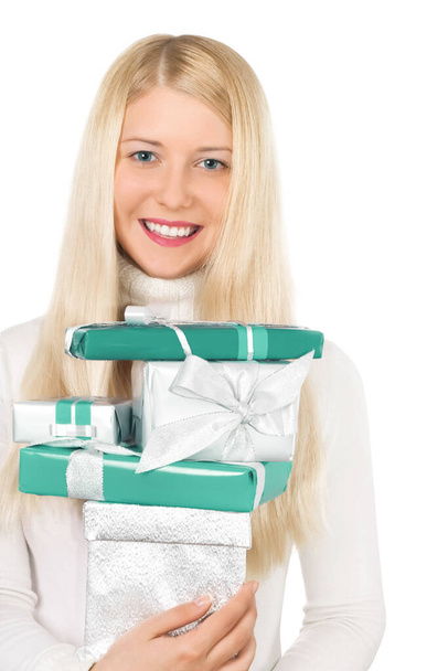 Modelo rubio feliz con cajas de regalo en Navidad, mujer y regalos en temporada de invierno para la venta de compras y la marca de vacaciones - Foto, imagen