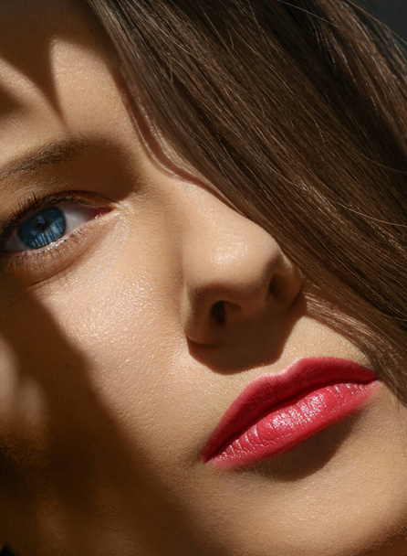 Retrato facial de belleza de una mujer joven, maquillaje de lujo y cosméticos para el cuidado de la piel - Foto, Imagen