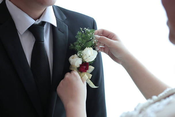 花嫁は結婚式の日に美しい撮影のためのウィンドウカーテンを開きます - 写真・画像